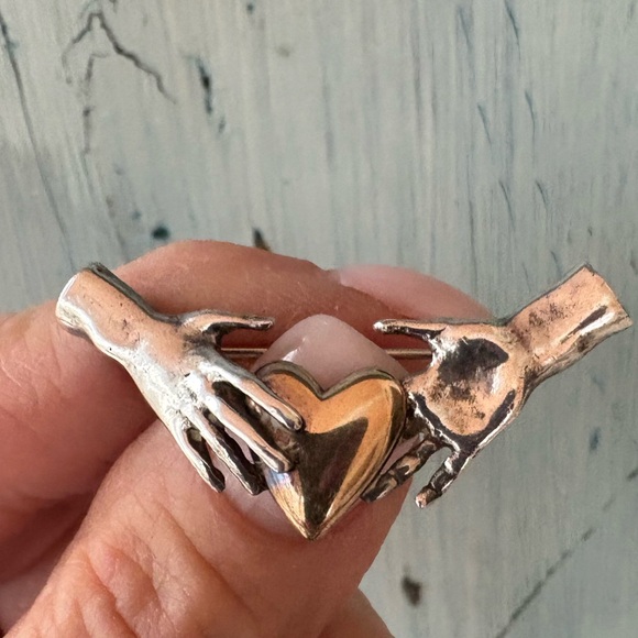 Unique artisan-made pin with gold heart held by two silver hands - Picture 11 of 15